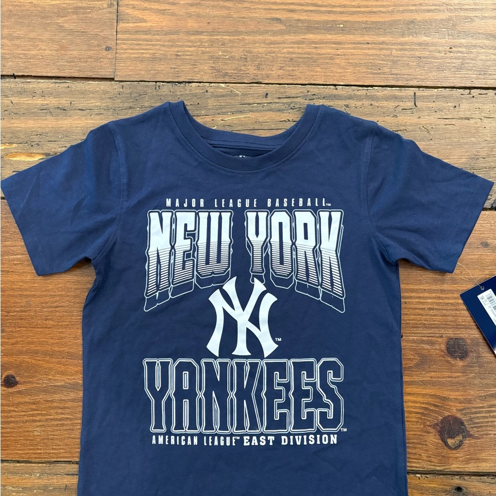 Genuine Merchandise Navy New York Yankees Graphic Tee